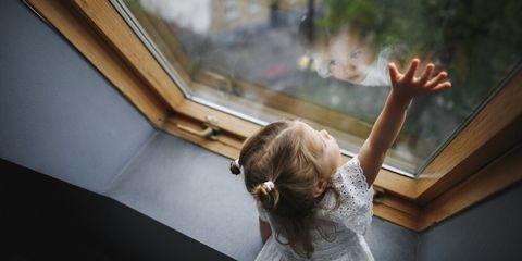 Берегите детей: ребенок выпал из окна столичной многоэтажки
