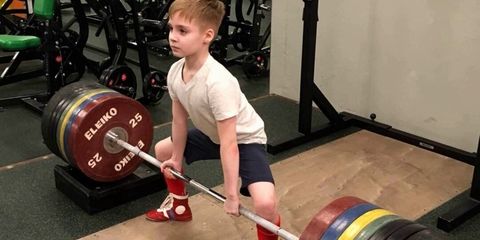 Чемпион по пауэрлифтингу: 12-летний мальчик поднимает штангу в 110 кг