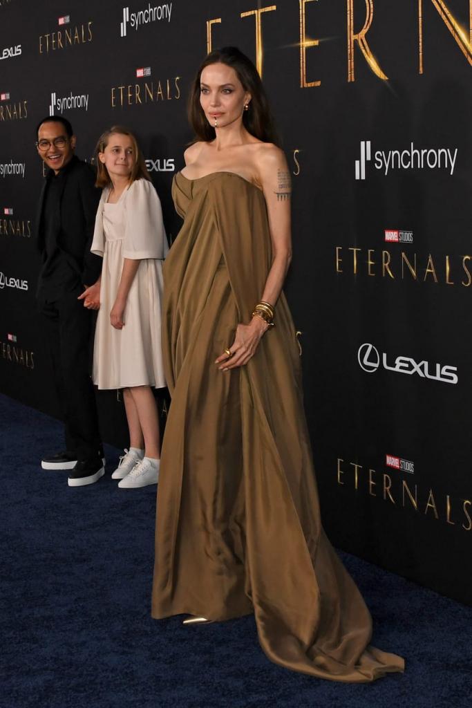 Сразить наповал: Анджелина Джоли появилась на премьере «Вечных» с пятью детьми