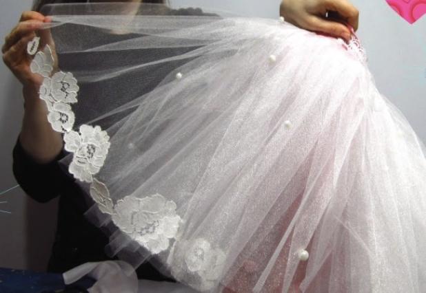 Как украсить платье девочке на Новый 2023 год