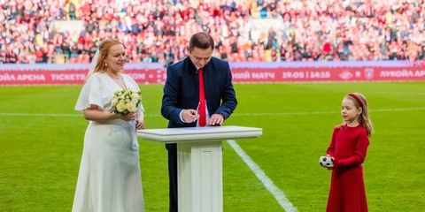 В Москве впервые сыграли свадьбу на футбольном поле