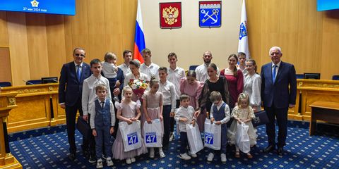 В Ленинградской области женщине, родившей 18 детей, присвоили почетное звание «Мать-героиня»