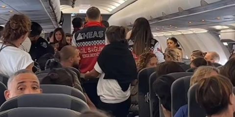 Пассажирка родила на борту самолета, готовящегося к взлету