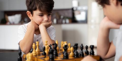 Гроссмейстер в 13 лет: российский школьник уверенно идет к победе на международном шахматном турнире
