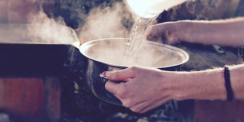 Чистая горячая вода: история ее использования при родах