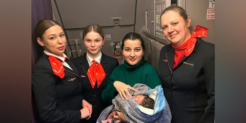 Пассажирка «Уральских авиалиний» родила дочь на борту самолета