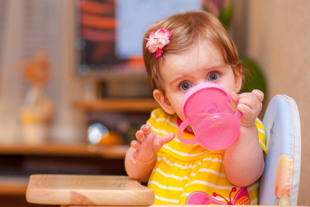 Как научить ребенка пить из кружки?