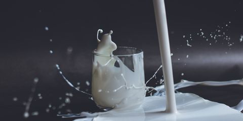 Можно ли детям до года пить цельное молоко?
