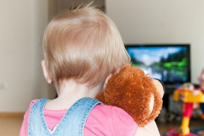Позволять ли ребенку смотреть телевизор? И если да, то в каком объеме?