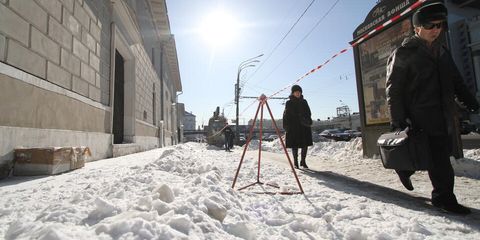 В Москве на коляску с грудным ребенком упала глыба снега