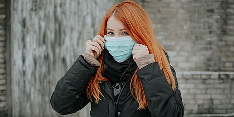 Врач рассказал, почему маску для защиты от COVID-19 нельзя носить для защиты от холода