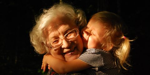 Бабушка в законе: теперь дети официально могут жить с близкими родственниками