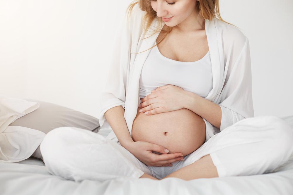 Ребенок в рубашке во время беременности