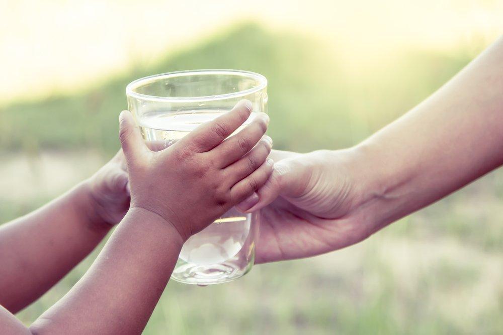 Ребенок пьет много воды — это нормально?