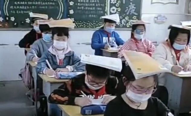 В Китае придумали, как научить школьников правильно сидеть за партой