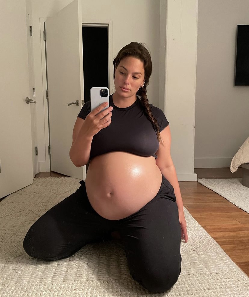 Модель Эшли Грэм продолжает радовать снимками своей второй беременности