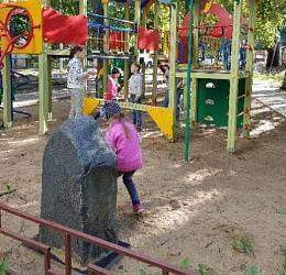 В Самаре снесут бандитское надгробие на детской площадке