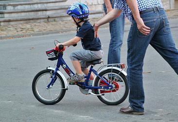 Как научить детей кататься на велосипеде