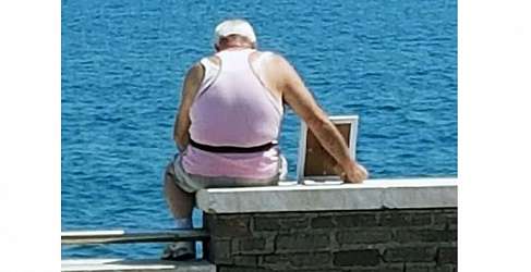 70-летний дедушка каждый день приходит на пляж с портретом покойной жены  