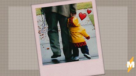 Отец с дочкой случайно воссоздали фото из 2002 года. С тех пор отец так и не поменял костюм