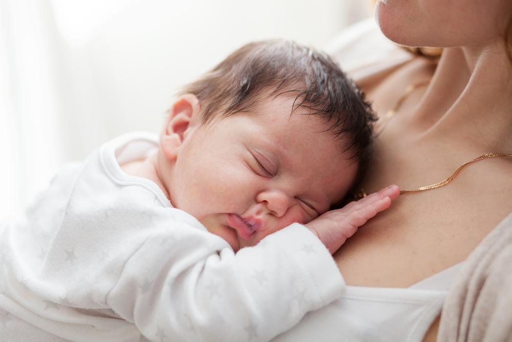 Почему новорождённый икает и как ему помочь