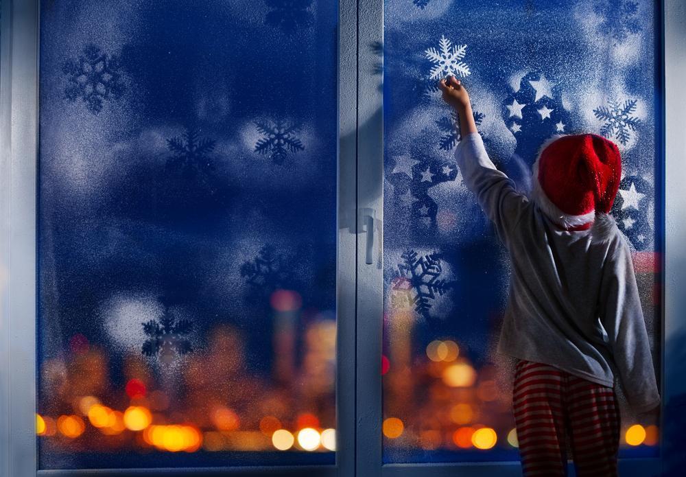 Как украсить окно на новый год